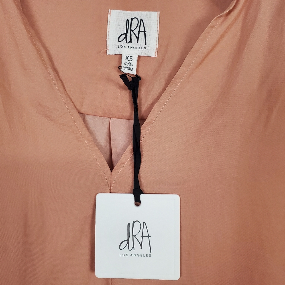 dRA Los Angeles NWT v neck hilo blouse - Picture 3 of 7